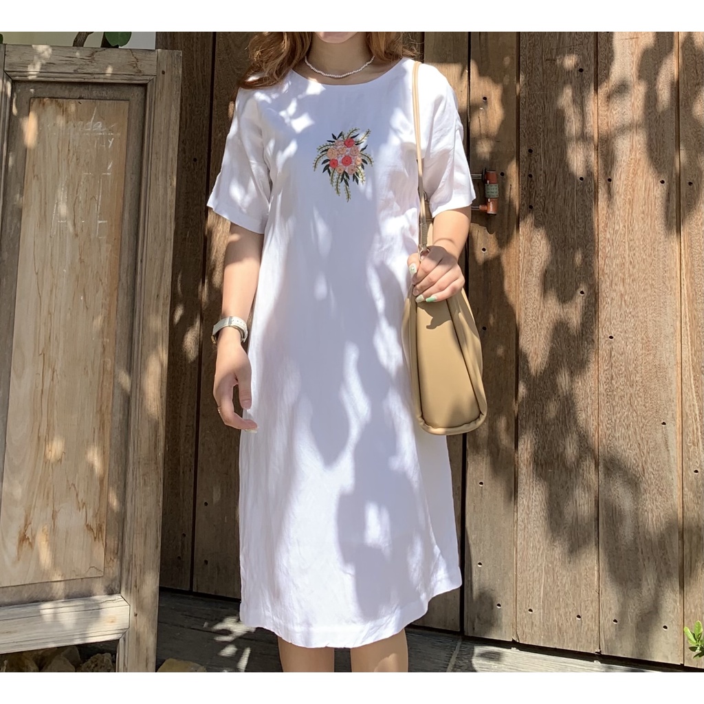 ĐẦM LINEN THÊU TAY HOẠ TIẾT HOA Ở NGỰC  chất liệu linen tưng trắng