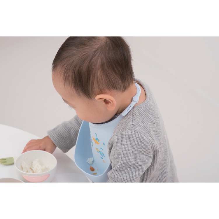 Yếm ăn dặm silicone Richell thiết kế thông minh, đẹp mắt, dễ dàng điều chỉnh kích thước chịu nhiệt cao, gấp gọn tiện lợi