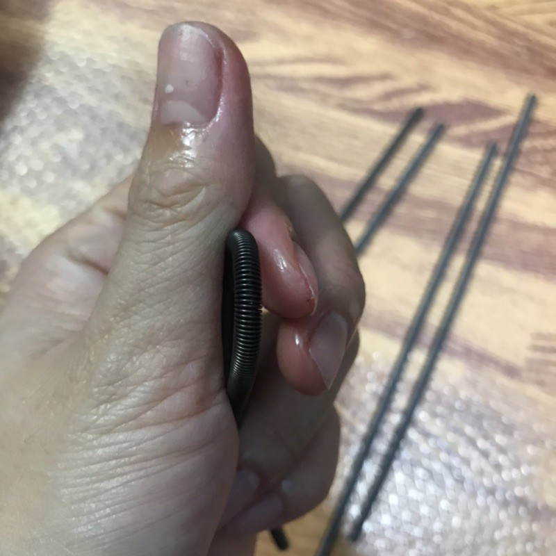 1 cái Lò xo kéo phi 8 dài 200mm