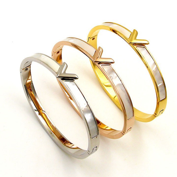 Vòng Tay Chữ V Xà Cừ Titan Ko Đen TT 1819