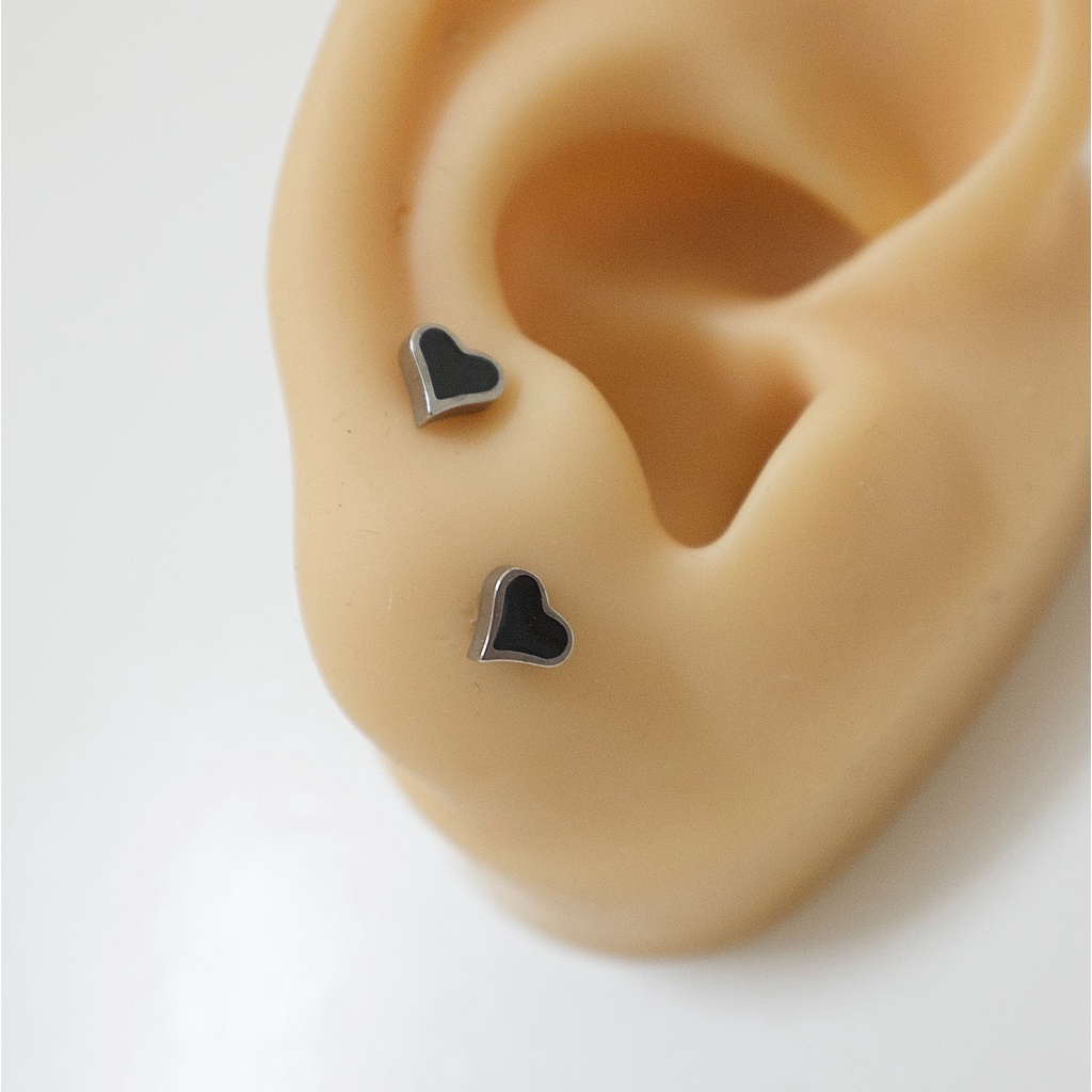 Khuyên Tai Xỏ Nam Nữ Hình Trái Tim Nền Đen Đuôi Bi Đeo 2 Đầu Unisex Titan Thép Y Tế Không Đen Không Ngứa Không Dị Ứng