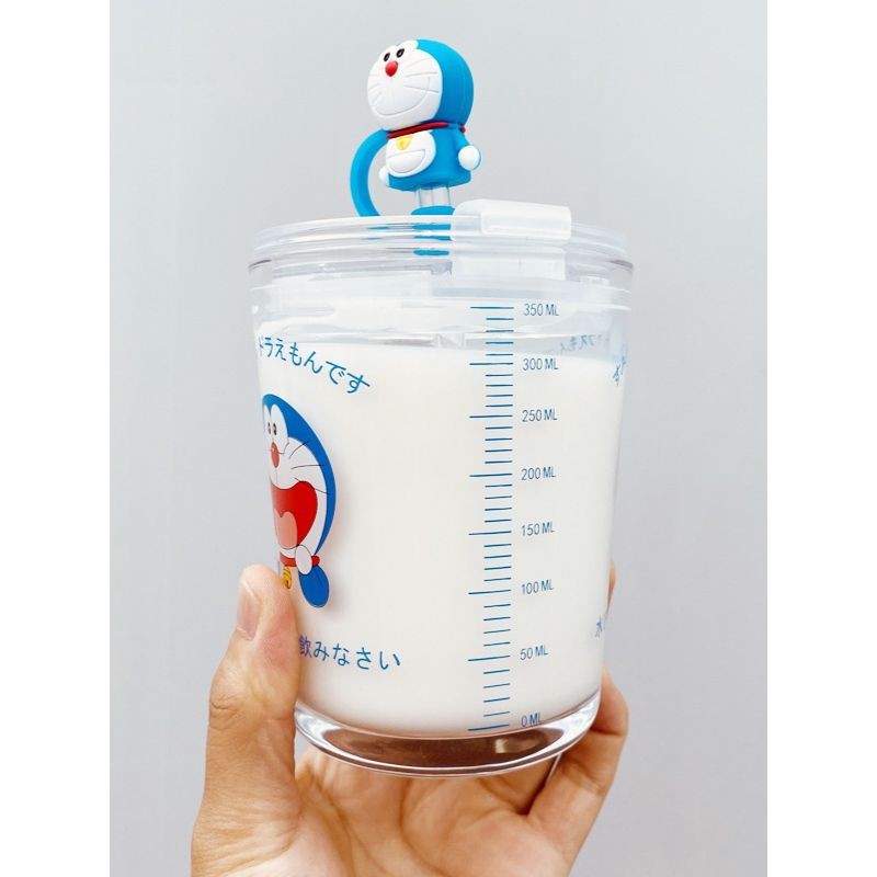 BÌNH LY NƯỚC DORAEMON THỦY TINH  KÈM NẮP VÀ ỐNG HÚT XINH TƯƠI