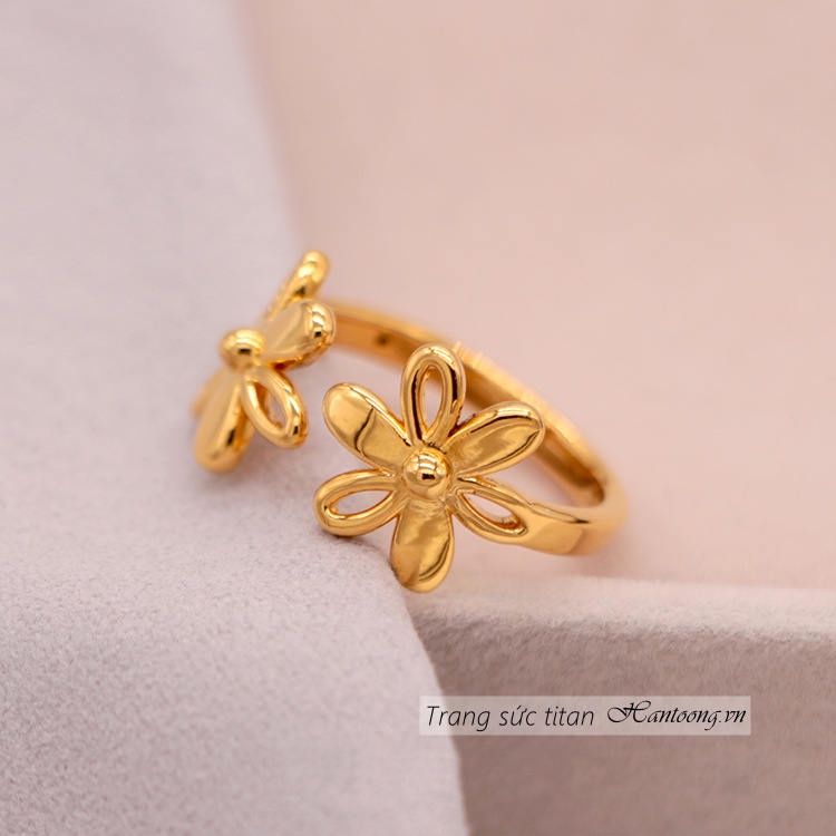 Nhẫn titan nữ không gỉ mặt hình hoa hướng dương mạ vàng 18k thiết kế thời trang mẫu mới nhất 2023