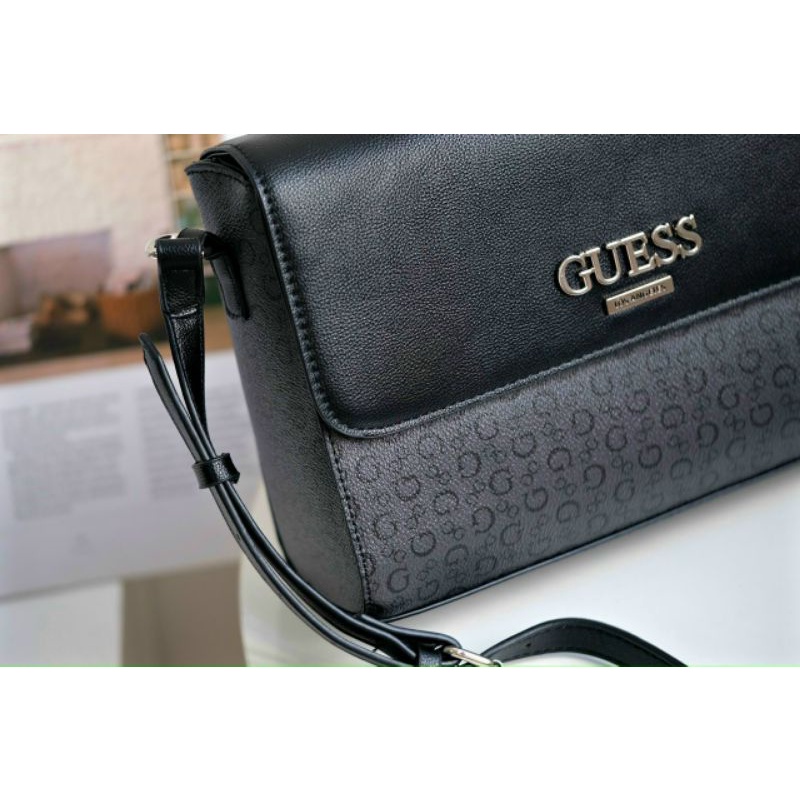 Túi đeo chéo guess