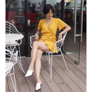 Đầm vàng cổ V nhún sườn