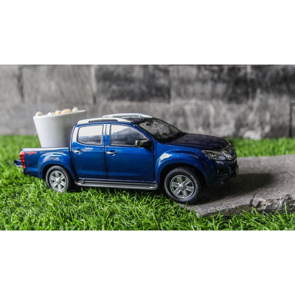 Mô hình xe Isuzu D-Max 4x4 1:18 Dealer