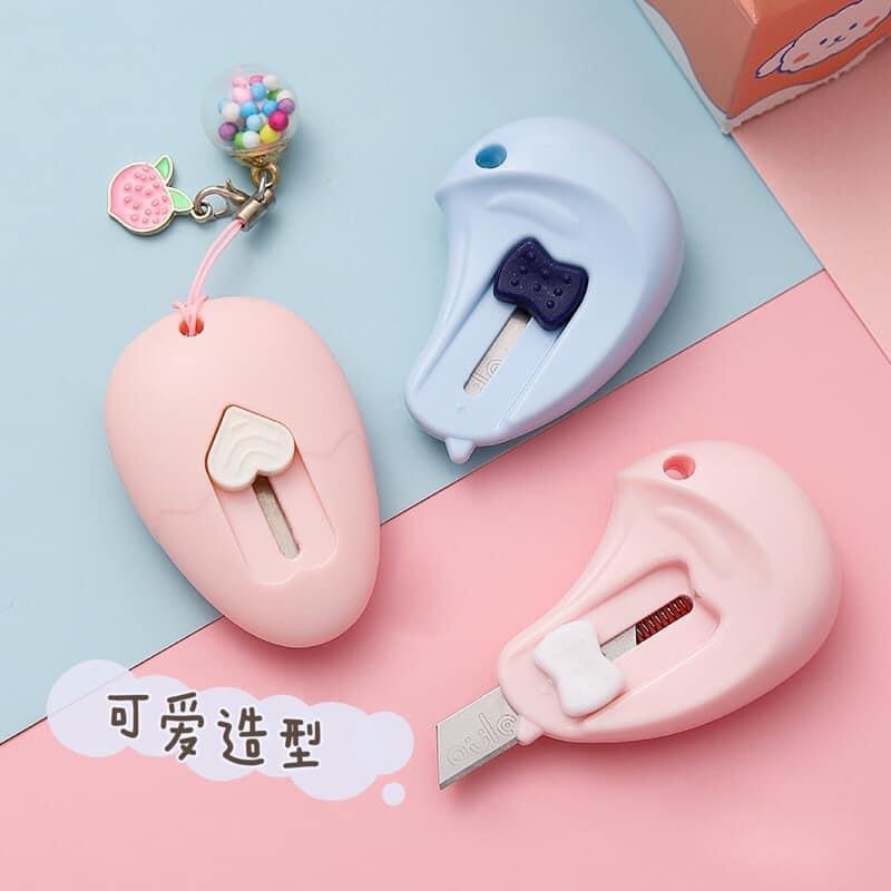 Set 2 Dao Rọc Giấy Mini Hình Siêu Dễ Thương Nhỏ Gọn, Tiện Lợi Có Thể Treo Móc Khoá