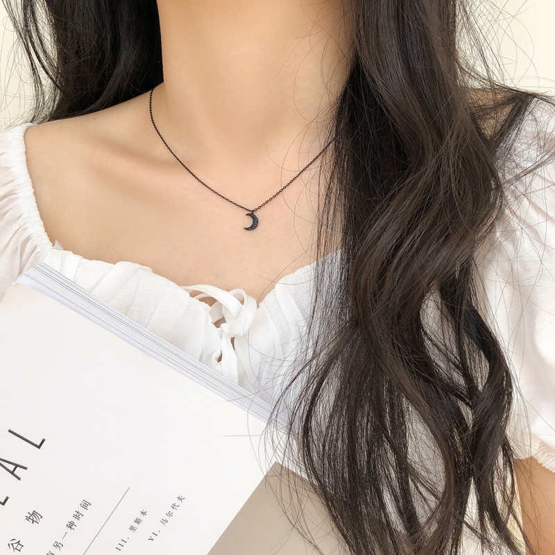 Vòng cổ mặt hình mặt trăng màu đen đơn giản cho nữ