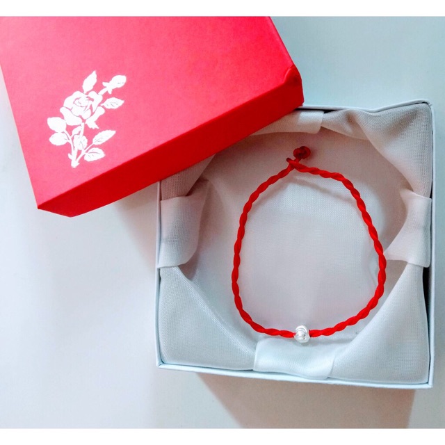 Dây chỉ đỏ may mắn