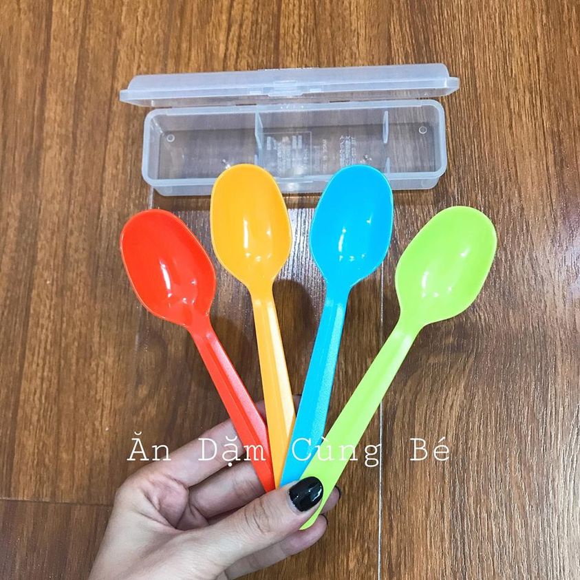 Set 4 thìa và dĩa kèm hộp nhiều màu sắc cho bé ăn dặm INOMATA Nhật 49055