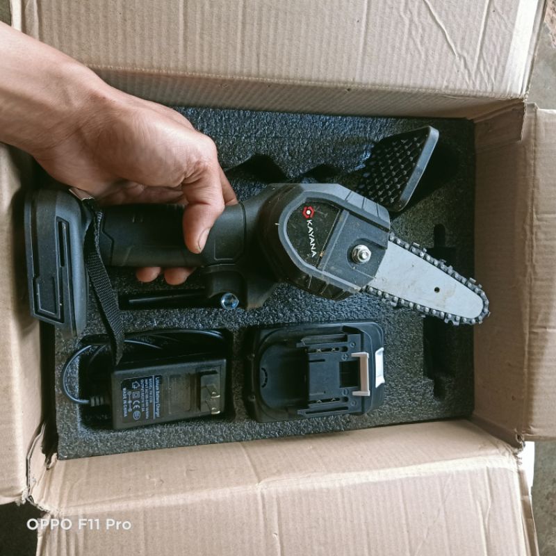 Cưa xích chạy pin