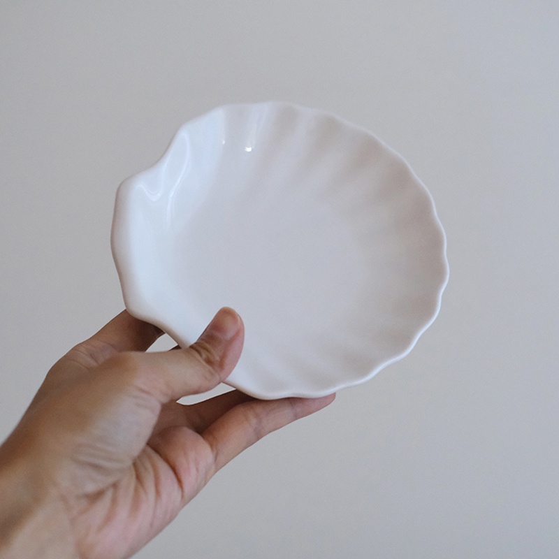 Đĩa sứ trắng đựng trang sức hình vỏ sò sang trọng