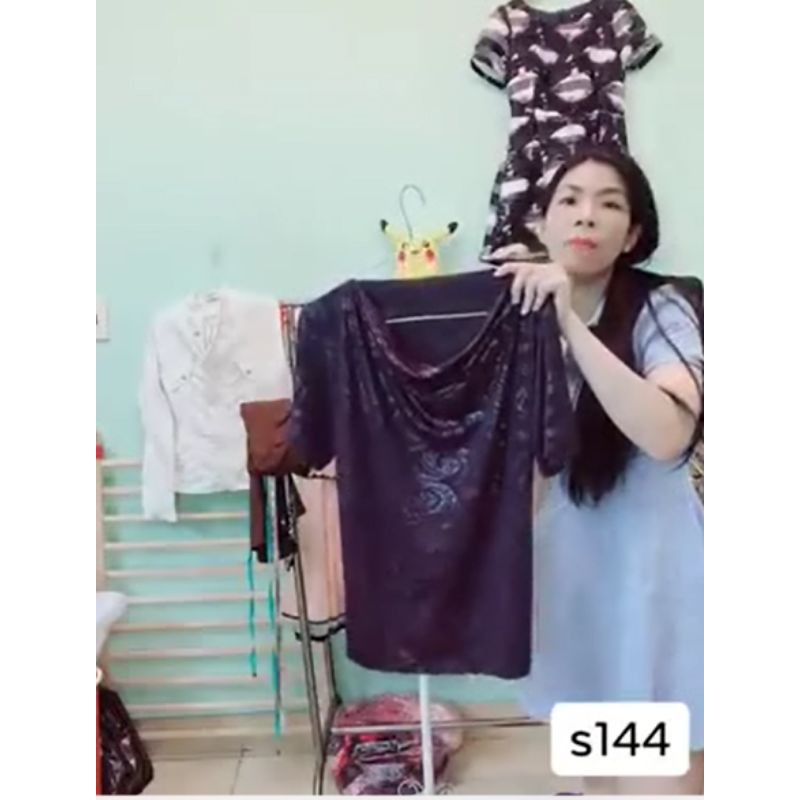 áo cổ đỗ màu tím than. S144