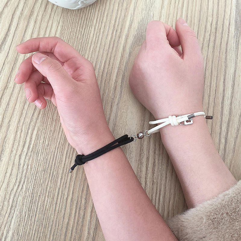 Vòng đeo tay có nam châm hình ổ khóa và chìa khóa cho cặp đôi