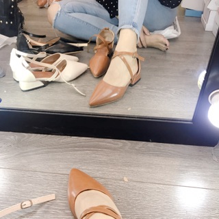 Giày nữ cài dây mũi nhọn