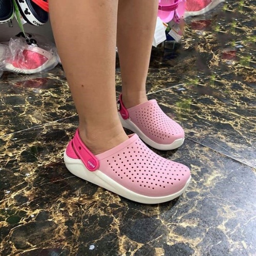 Dép sục nhựa bít đầu liter dành cho bé màu hồng phấn êm, mềm, k hôi chân, bám sàn tặng 10 stic