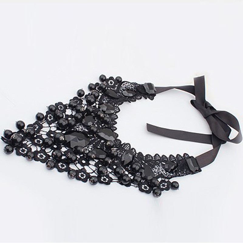 Vòng cổ choker buộc dây hạt đen phối áo sơ mi trắng