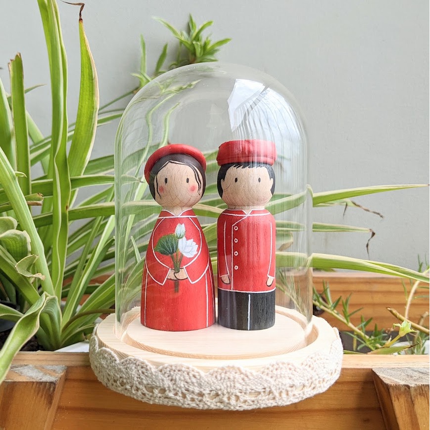Quà tặng thủ công Chabinu Handmade - Chụp thủy tinh mini búp bê vẽ tay cô dâu chú rể trang phục áo dài