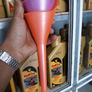 Phễu thay nhớt. Quặn đổ nhớt.