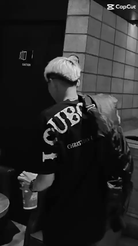 Áo Thun Louboutin Dạ kim tuyến phiên bản neww 2023 | BigBuy360 - bigbuy360.vn