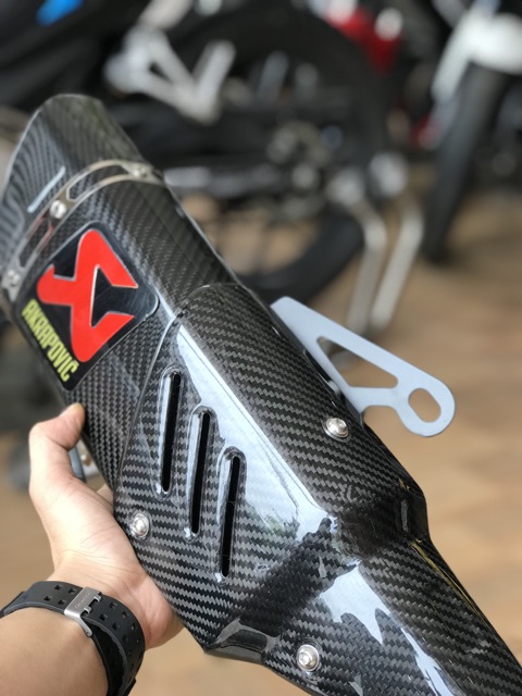 Ốp carbon pô Akarapovic R1