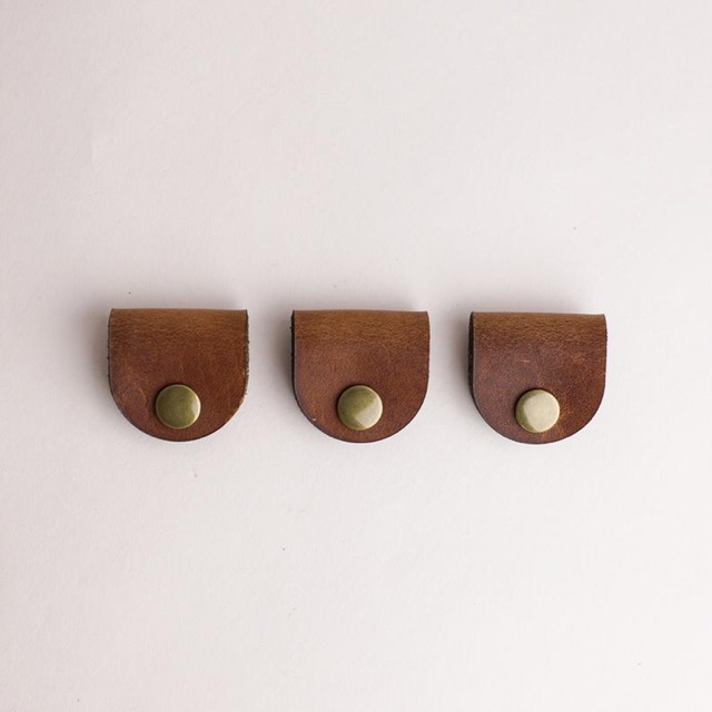 [DA THẬT]Combo 2 Kẹp Cố Định Dây Tai Nghe Dây Sạc Da Bò Thật | BigBuy360 - bigbuy360.vn