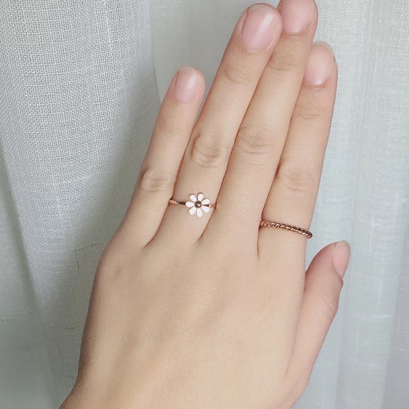 Nhẫn thép titan mạ vàng hồng 18K chống nước chống mồ hôi không gỉ không dị ứng họa tiết hoa cúc nhỏ phong cách Nhật Hàn