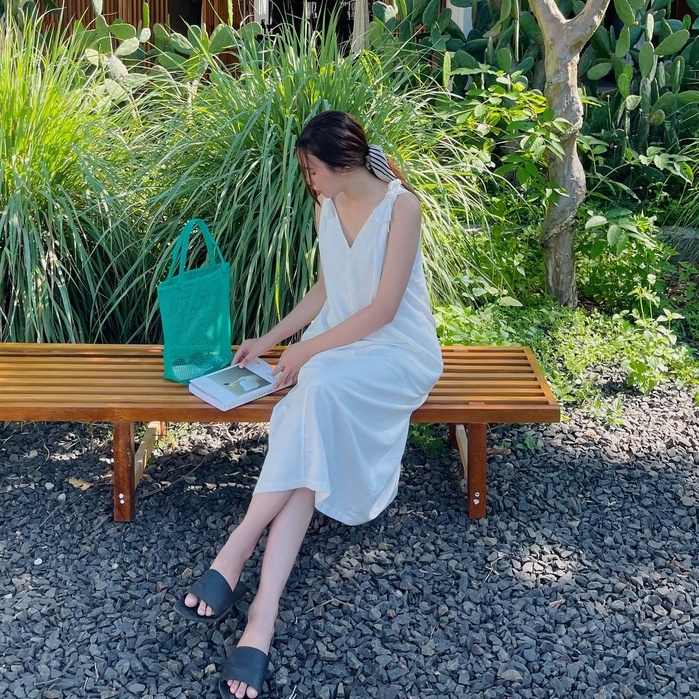 Váy cổ V cột dây Fabric Holic