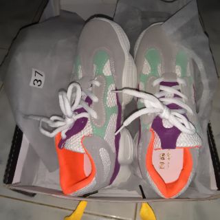Giày sneaker
