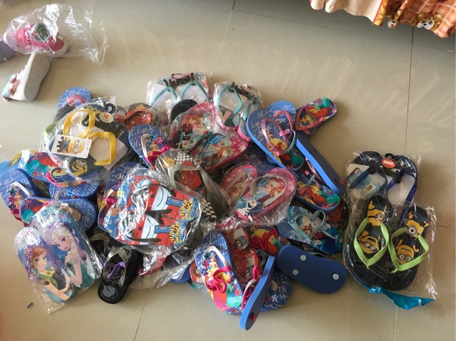 Dép xỏ ngón Disney