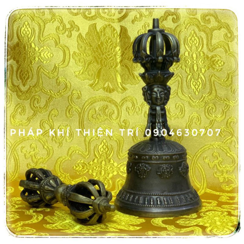 Chuông chầy ,chuông gió Nepal bằng đồng ,loại đẹp , âm thanh ngân vang . Bộ gồm1 chuông và 1chầy kim cang 5 hoặc 9 chấu.