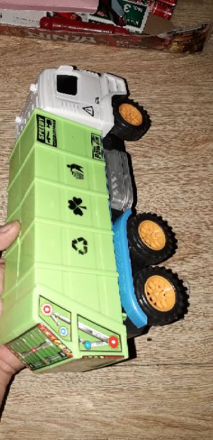 Một Chiếc xe mô hình hốt rác chạy chớn bằng nhựa rất đẹp