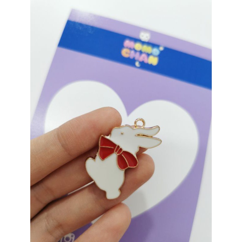Charm kim loại thỏ nơ đỏ