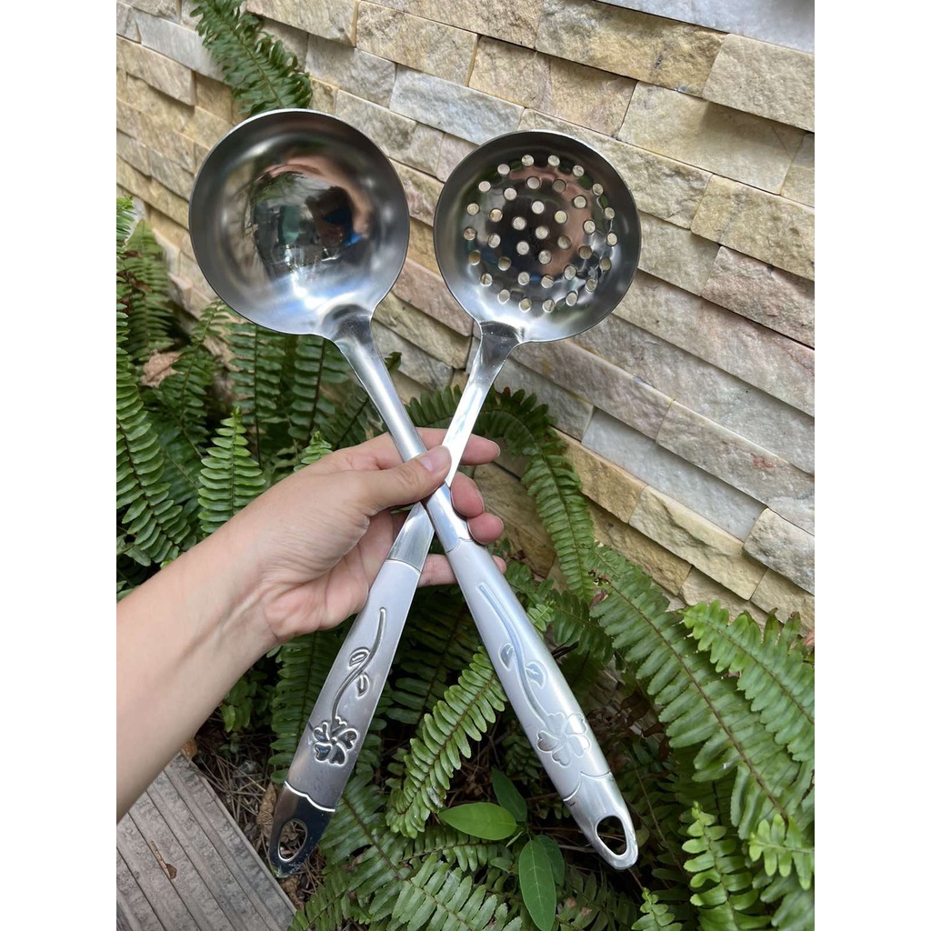 Muôi canh/ muôi lỗ thủng inox họa tiết in hoa trên cán