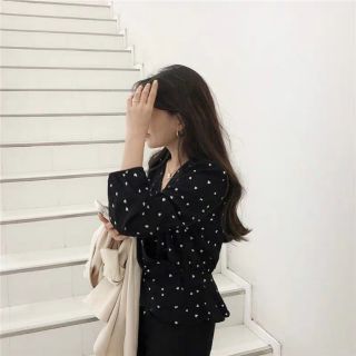 Áo cổ V họa tiết tim
