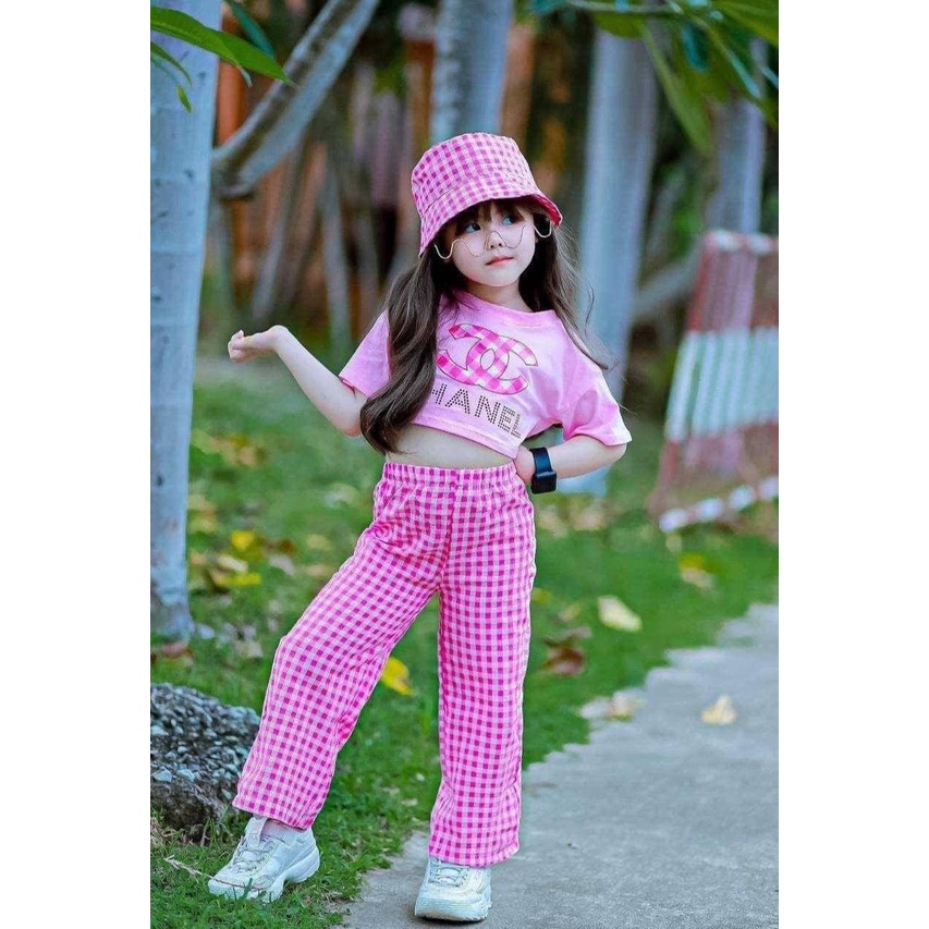 Set áo kèm quần kẻ phong cách cho bé gái tặng kèm mũ