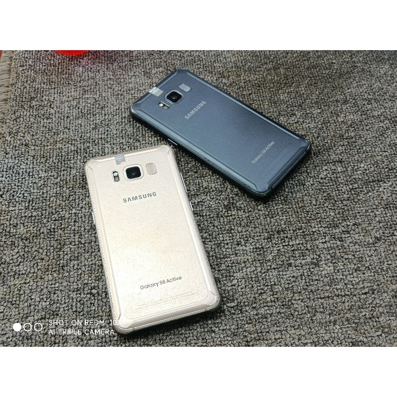 Cần bán điện thoại Samsung S8 Active vàng và đen