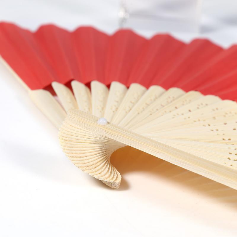 Quạt xếp cầm tay bằng giấy màu và nan tre tự nhiên xinh xắn