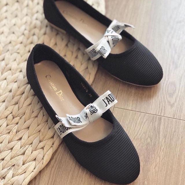 Giày bệt dây nơ trắng có chữ hot hit, xinh xắn, dáng búp bê