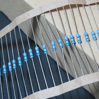 Điện trở vạch màu 82R 1% chân đồng (12 con)