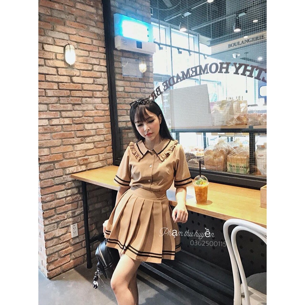 Sét áo cổ SM + C váy dập ly. Có 1 màu. Size dưới 54kg vừa. Đơn giản mà đẹp. Mua nhanh kẻo hét nha mấy chế