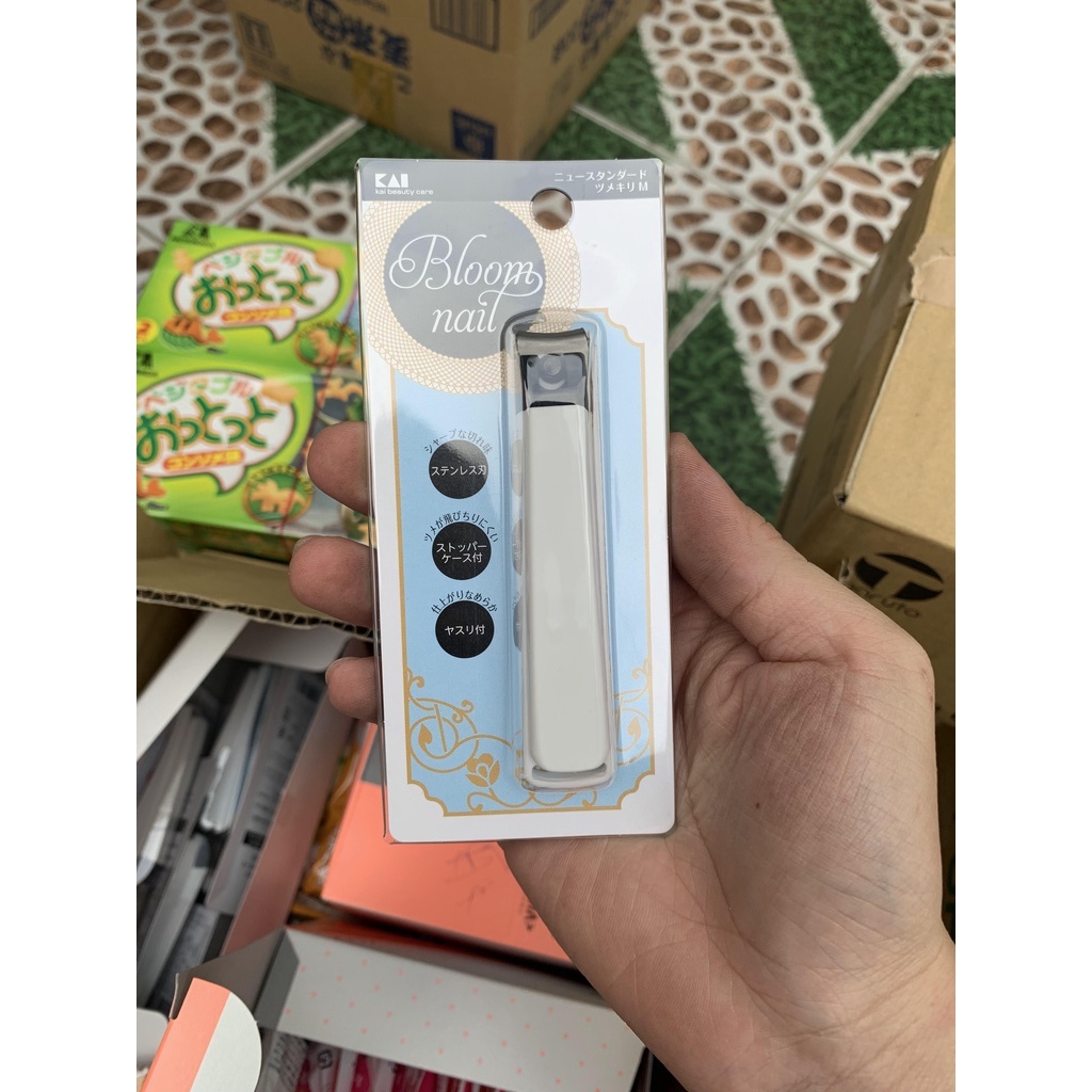Cắt móng tay Bloom màu trắng