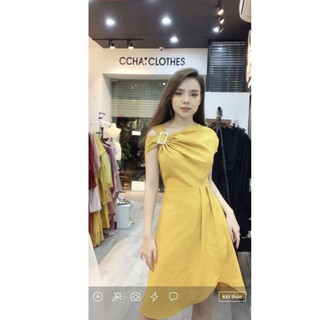 Váy cổ lệch đai đá