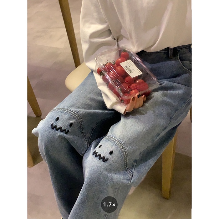 Quần jean ống rộng lưng cao phối thêu mặt cười phong cách cổ điển | BigBuy360 - bigbuy360.vn