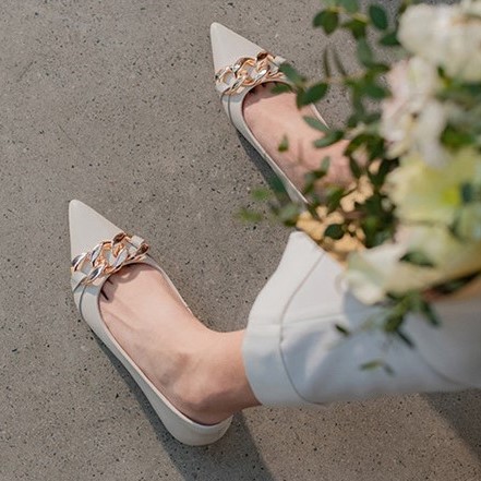 Giày bệt nữ mũi nhọn khóa xích