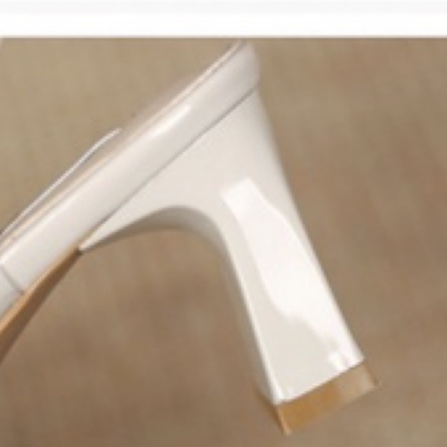 Giày cao gót bít mũi cầm thạch quai trong suốt màu nude/đen