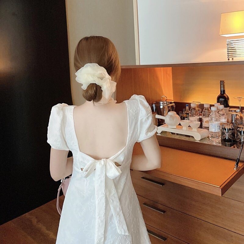 Váy tay ngắn hở lưng hoa nổi