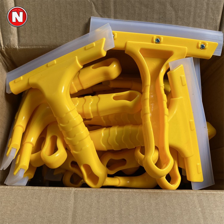 Cây gạt nước lau kính, rửa xe ô tô bằng cao su dẻo Silicon - Kích thước 160 x 140 mm