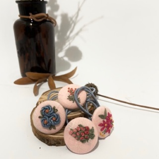Dây buộc tóc thêu hoa handmade nền hồng