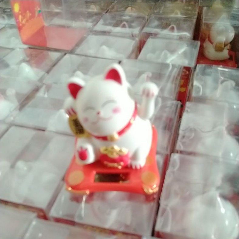 Mèo Thần Tài - Mèo May Mắn Mini Maneki Neko Tự Vẫy Tay Dùng Nguồn Năng Lượng Ánh Sáng Chất Liệu Nhựa ABS